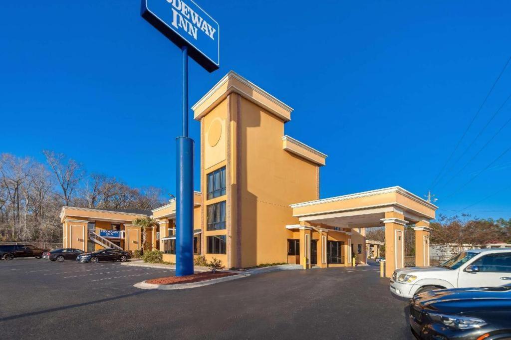 Rodeway Inn Lumberton Exterior photo